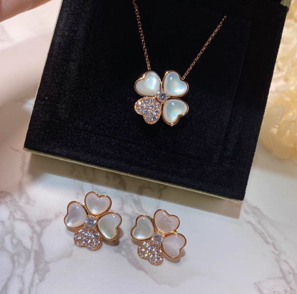 梵家天然白贝母项链爱心幸运草戒指镀18K金镶钻耳拍项链饰品